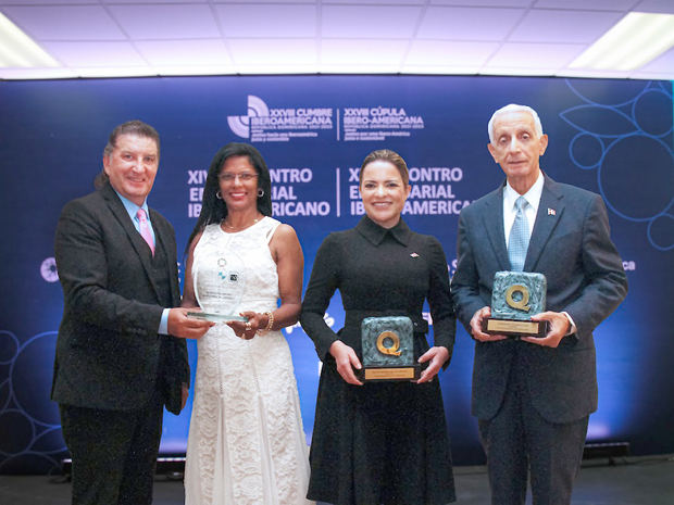 Presidente Abinader entrega Premio Iberoamericano de la Calidad en la categoría Oro a tres instituciones públicas