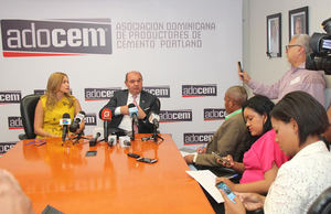 Adriano Brunetti, presidente de Adocem junto a Julissa Báez, directora ejecutiva.