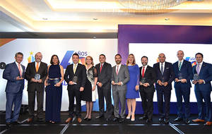 Eloisa Muñoz, Presidenta  de ADOCOSE, junto a galardonados, en sus respectivas categorías y áreas en la 2da. entrega de los Premios a la Excelencia 2017.