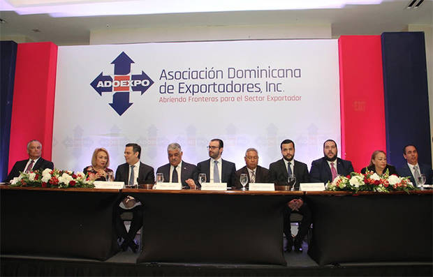 Desde la izquierda, Carlos Puello, encargado de monitoreo y evaluación del programa ECI; Álvaro Sousa Sevilla, presidente de ADOEXPO; Odile Miniño Bogaert, vicepresidenta ejecutiva; Peggy Aviotti, encargada de enlaces de mercados y Brian Rudert, director del programa Exportando Calidad e Inocuidad.