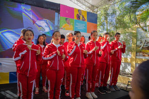 Adolescentes con discapacidad interpretan himno nacional.