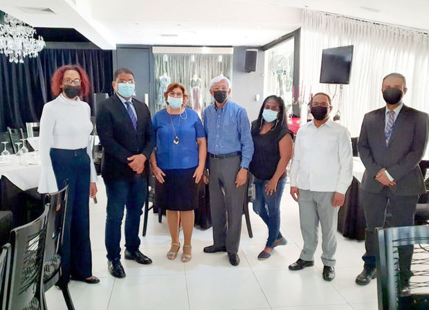 Renania Reyna, José María Reyes, Dania Goris, Osvaldo Soriano, Miguelina Santos, José Tejada Gómez y Luis José Chávez, en la reunión que dejó instalada la Comisión Nacional Electoral.