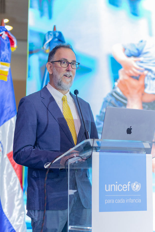 Adrián Cerezo asesor de UNICEF en su ponencia.