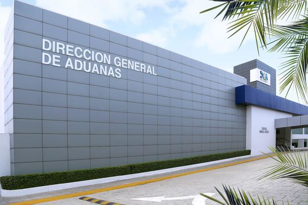 Fachada renovada de la Dirección General de Aduanas.