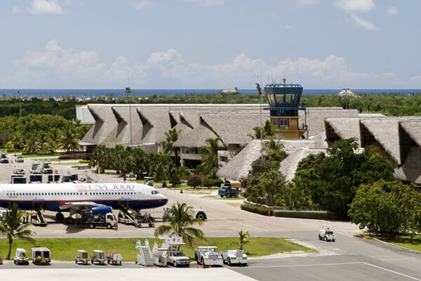 Autoridades detienen a un extranjero por drogas en aeropuerto de Punta Cana.