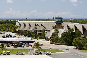 Autoridades detienen a un extranjero por drogas en aeropuerto de Punta Cana