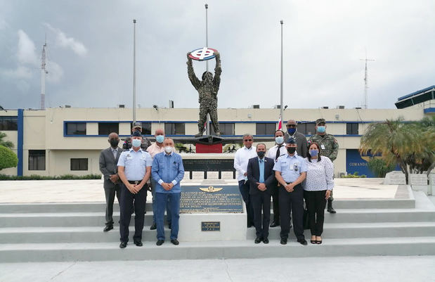 Juan Pablo Uribe y Adonis Martín, junto a miembros de la FARD, la UASD y CPEP, en la Plaza de los Caídos.