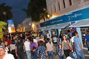 Visitantes en las calles de la Ciudad Colonial de Santo Domingo donde esta ubicada la Feria del Libro 2019. (Foto: Cortesía).