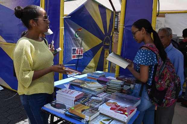 Visitantes de la Feria del Libro 2019 comprando libros. (Foto:Cortesía)