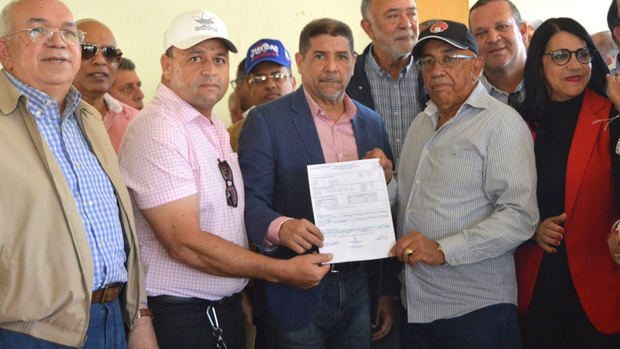 Gobierno entrega RD 60 millones para apoyar producción de ajo en Constanza.