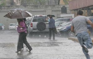 Clima mayormente nublado con aguaceros y tormentas eléctricas