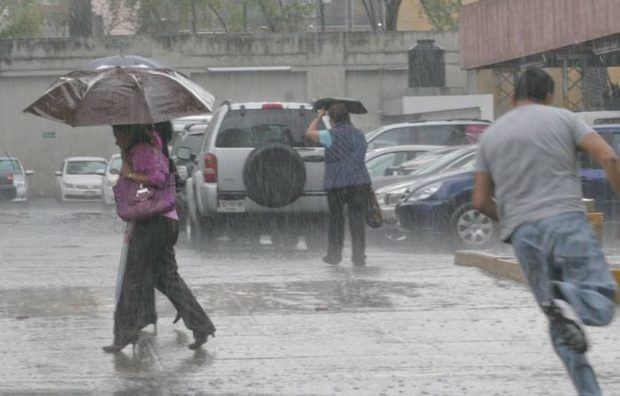 Mayormente nublado con aguaceros y tormentas eléctricas.