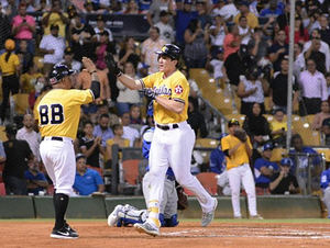 Toros superan a los Leones; águilas blanquean a los Tigres