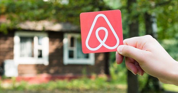 Turismo y Airbnb acordarán regularizar parámetros de seguridad y salubridad.