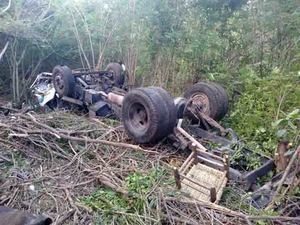 Al menos cinco personas mueren tras volcarse un camión en provincia Barahona