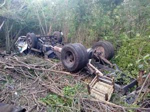 Al menos cinco personas mueren tras volcarse un camión en provincia Barahona