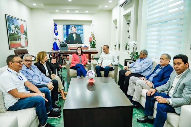 Alcaldía de Santiago inicia preparativos y coordinación para la Copa Mundial de Fútbol Femenino Sub-17 en Santiago.