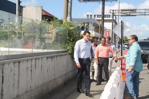 Ayuntamiento del Distrito Nacional interviene con acera provisional tramo avenida John F Kennedy