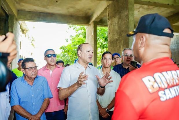 Alcalde Ulises Rodríguez informa gobierno terminará edificio del Cuerpo de Bomberos.