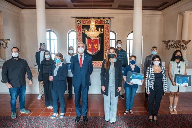 Embajador de la Unión Europea en la República Dominicana, Gianluca Grippa,  la alcaldesa del Distrito Nacional, Carolina Mejía junto a los ganadores.