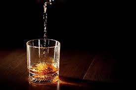 Consumir alcohol incluso de forma moderada podría embotar el cerebro mientras envejece