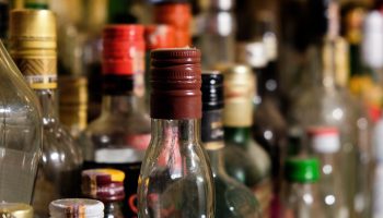 Pro Consumidor cierra seis negocios por venta de bebidas adulteradas
