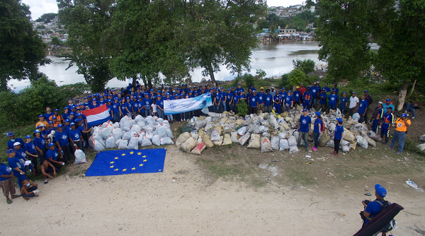 Delegaciones diplomáticas de la UE recogen basura área del Río Ozama