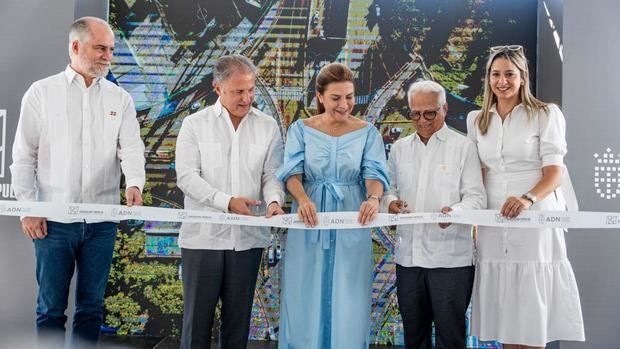 Alejandro Fernández, Gustavo Ariza, Carolina Mejía, Luis López y Liz Mieses.