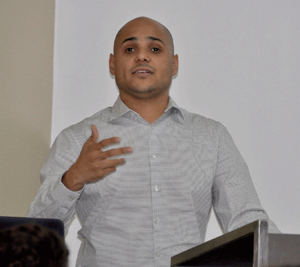 El arquitecto Alex Martínez  Suarez durante su ponencia.