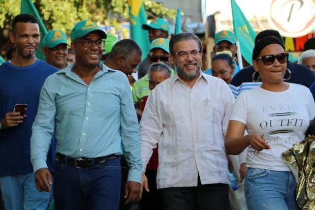 Guillermo Moreno de Alianza País recorrió el sector Los tres brazos de Santo Domingo Este.