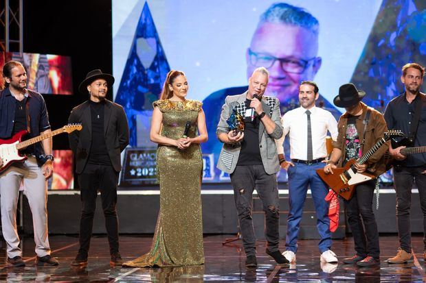 Aljadaqui recibe premio especial por su trayectoria.