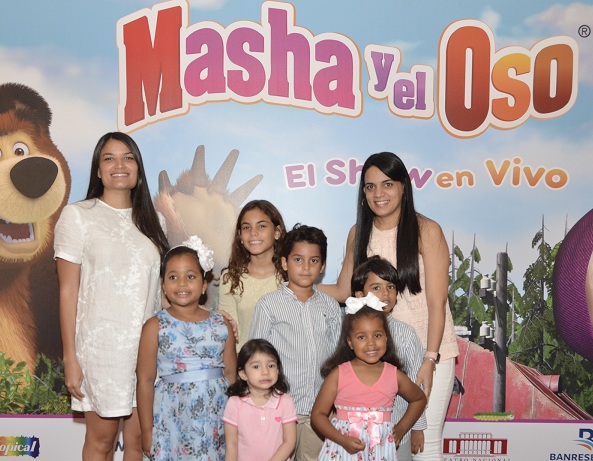 Amalia Ceballos, Franchesca Francisco junto a los niños Marielie Rosado, Juliette Rodríguez, Camila, Daniel, Samuel Olivero y Miranda Girón