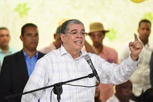 Amarante Baret renuncia a precandidatura y denuncia 