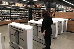 Amazon abre al público su supermercado sin cajeros con un año de retraso
 