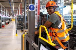 Amazon de librería digital a la tienda para todo de internet en 25 años
 