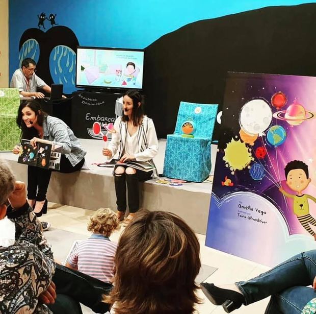 Amelia Vega y Taina Almodóvar en la presentación del libro.