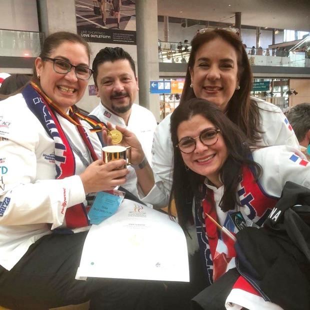 Ana Lebrón con el equipo quisquellano.