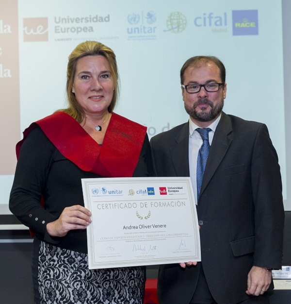 Andrea Oliver y Antonio Lucas García, director del Centro CIFAL Madrid