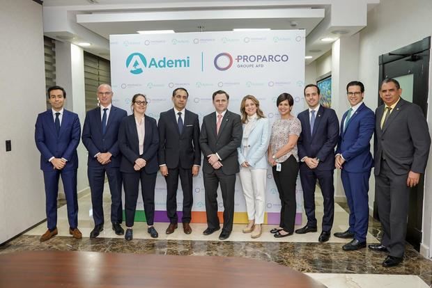 Andres Bordas presidente ejecutivo de Banco Ademi y Djalal Khimdjee, director ejecutivo adjunto de Proparco junto a otros ejecutivos.