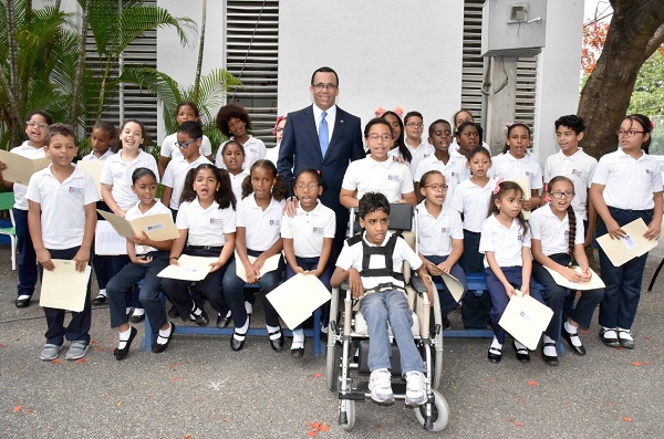 Andrés Navarro compartiendo con estudiantes