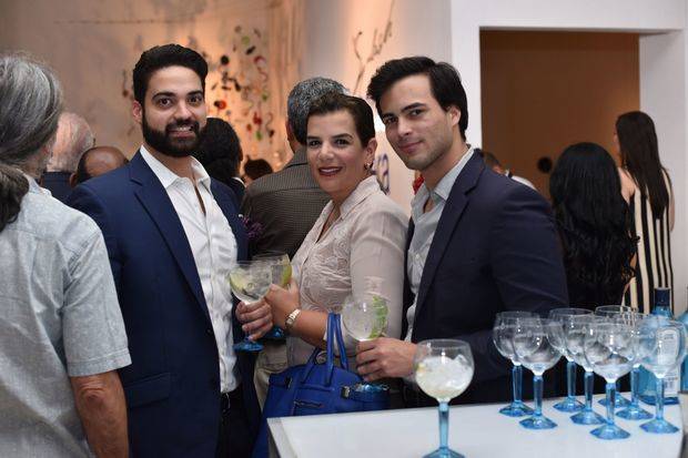 Bombay Sapphire auspicia exposición de la pintora Rosario Rivera Bond