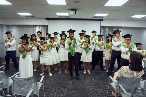 Àngel Ramírez canta junto a los demás graduandos.