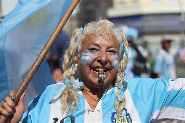 Una hincha argentinos posa hoy, en los alrededores del Obelisco, antes de la final del Mundial de Fútbol Qatar 2022 entre Argentina y Francia, en Buenos Aires (Argentina). 