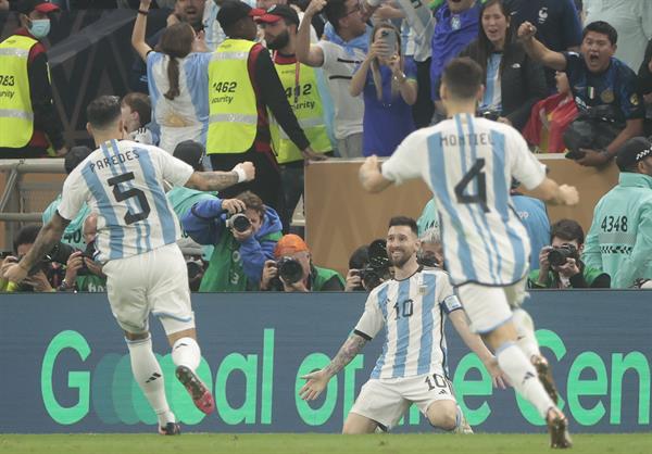 Lionel Messi de Argentina celebra un gol hoy, en la final del Mundial de Fútbol Qatar 2022 entre Argentina y Francia en el estadio de Lusail (Catar). 