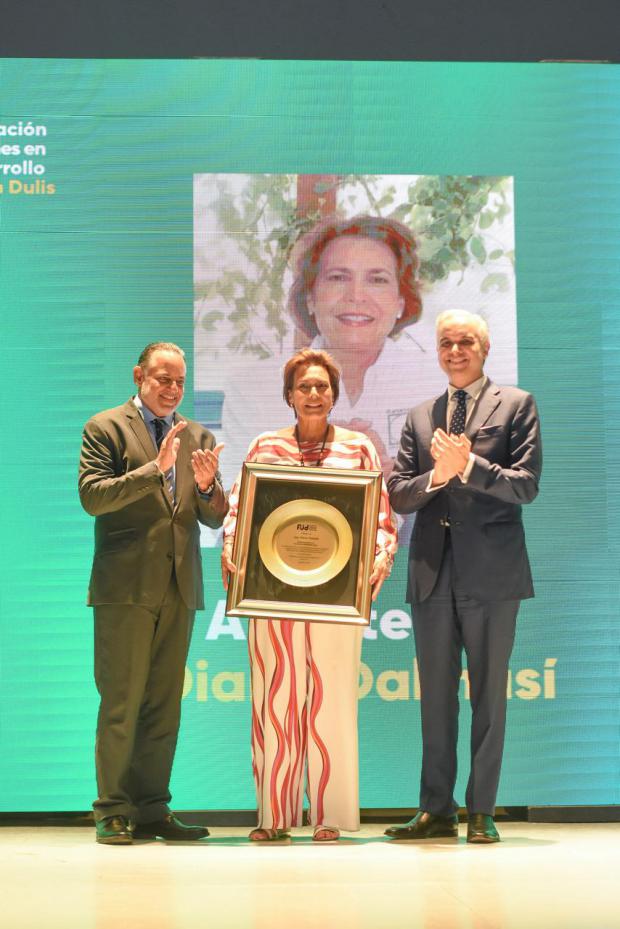 Fundación Jóvenes en Desarrollo premia la excelencia en ingeniería y arquitectura