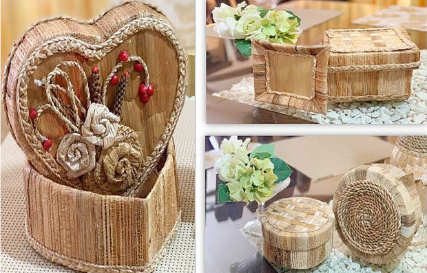 Con fibra del tallo del banano fabrican carteras, bandejas, muñecas, decoraciones diversas, muebles, accesorios para damas y una gran variedad de productos artesanales con muy escasos componentes sintéticos.