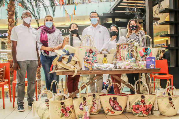 La Industria Nacional de la Aguja (INAGUJA) y el Club de Madres Juncalito participaron en el Mercado Central de Ágora Mall.