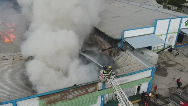 Aseguran uso de drones resultó vital para controlar incendio en nave industrial de autopista Duarte