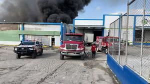 Aseguran uso de drones resultó vital para controlar incendio en nave industrial de autopista Duarte