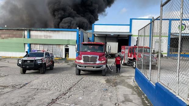 Aseguran uso de drones resultó vital para controlar incendio en nave industrial de autopista Duarte.